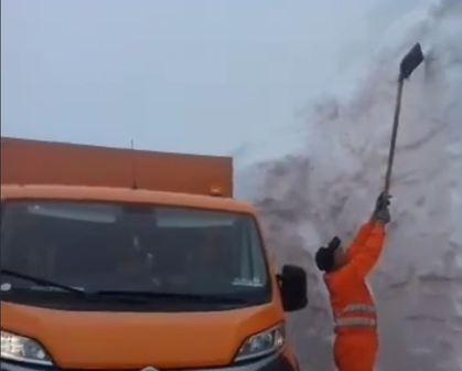 (VIDEO) Incredibil: Zăpadă de 7 metri în România