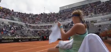 (VIDEO) Halep, doar pe jumătate salvată. Kiki a făcut-o lată!