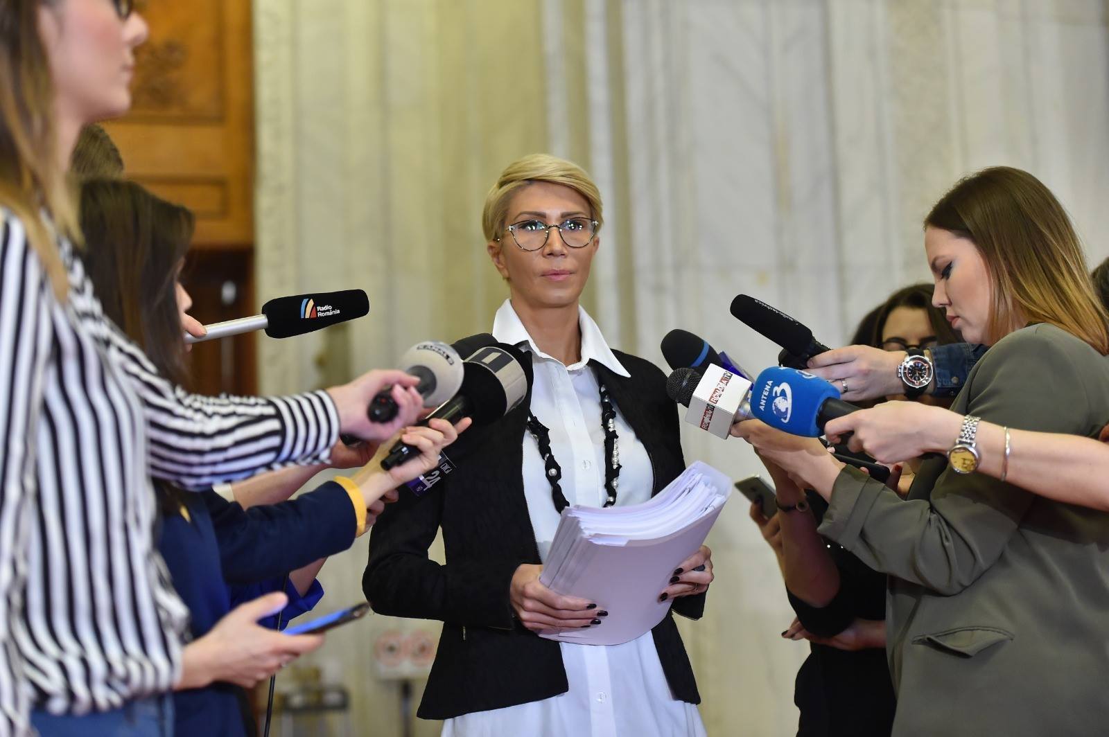 Guvernul Orban îşi pune mandatul la bătaie