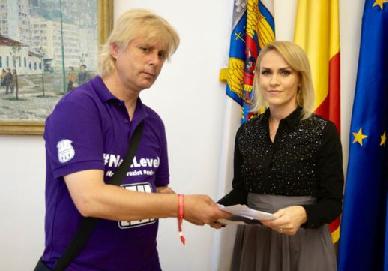 Uite ce cadou le-a făcut Gabriela Firea pentru reprimirea în conducerea PSD