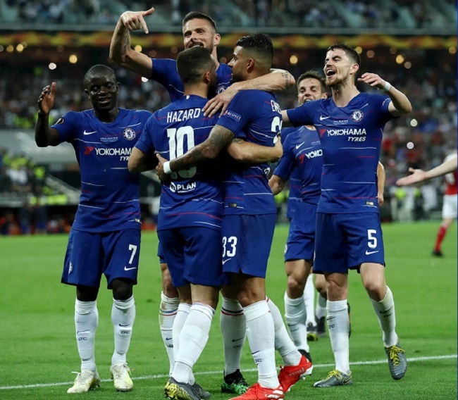 Chelsea ridică trofeul