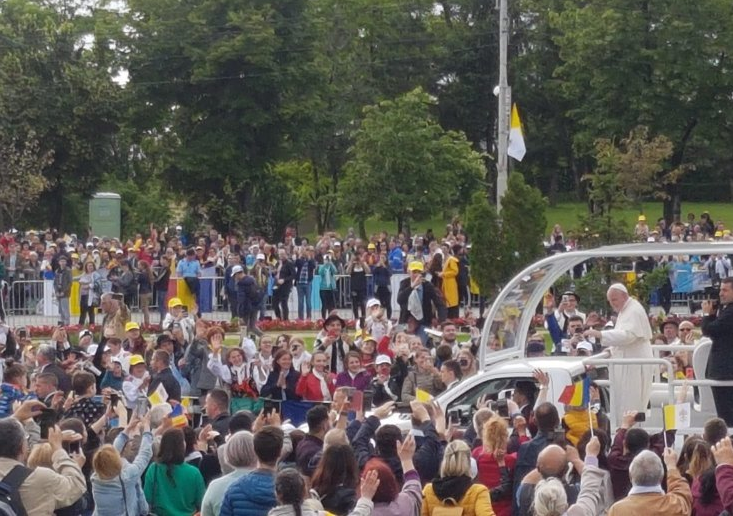 (VIDEO) „Vivat Papa!”. Întâlnire impresionantă cu românii la Iași