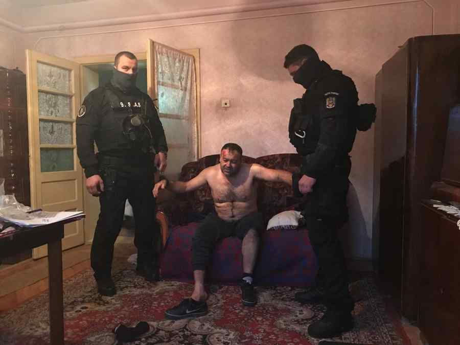Ucigaşul poliţistului din Timiş s-a sinucis în arest