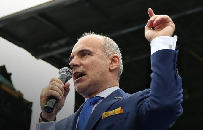 Un Cațavencu în cămașă brună