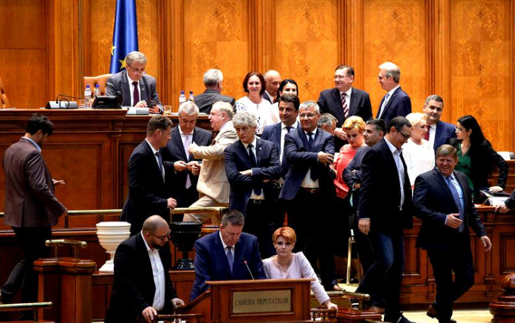 Scandal de la citirea moţiunii de cenzură