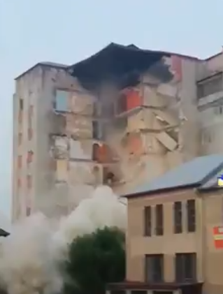 (VIDEO) Momentul în care a început să se prăbușească blocul de 9 etaje!
