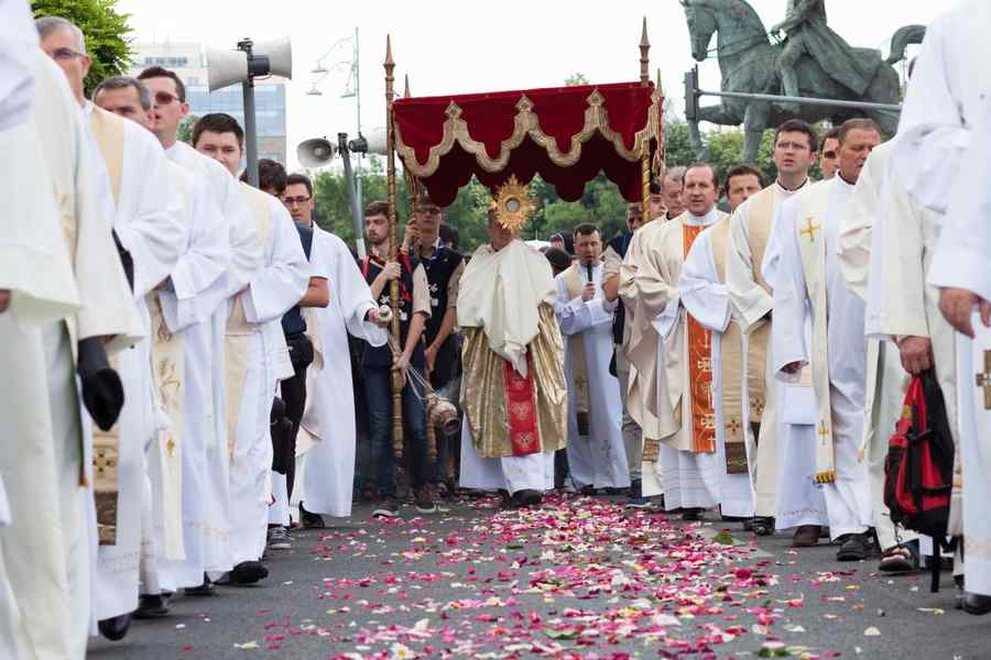 Procesiune cu Preasfântul Sacrament în Bucureşti