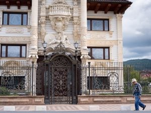 La Certeze, Huta miroase a budă înfundată