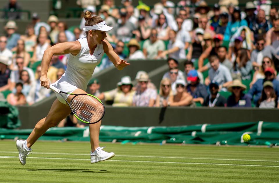 Simona zâmbește larg, dar e zâmbetul ei?