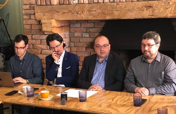 Românii contra României