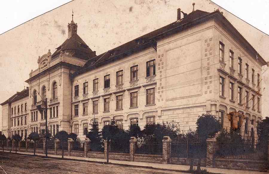 Colegiul-Reformat-Kun-inaugurat-in-31.10.1910-fotografie-circa-1915-1918.jpg?profile=RESIZE_710x