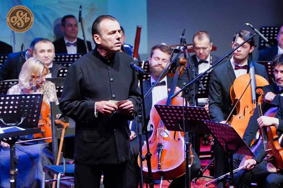 Dirijorul Florin Totan și Orchestra Sinfonia București, în Parcul Colțea