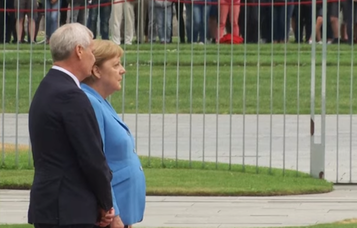 Merkel, surprinsă tremurând pentru a treia oară