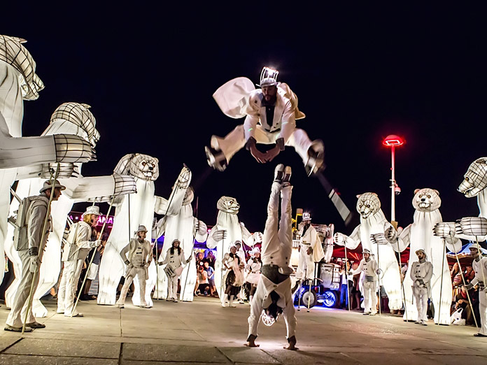 Samba, muzică, acrobaţii, circ şi personaje fantastice