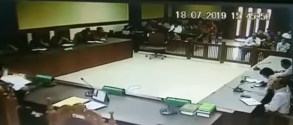 VIRAL. I-a bătut pe judecători cu cureaua