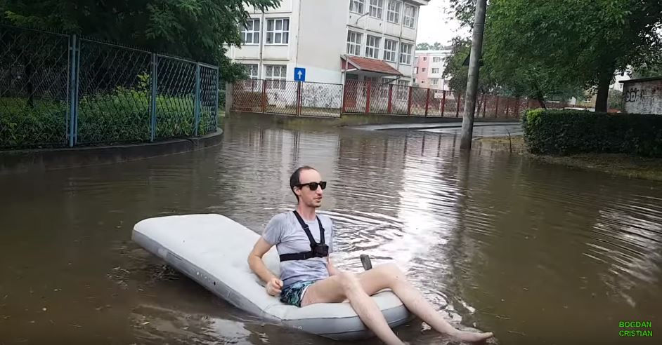Cu salteaua pe șosea