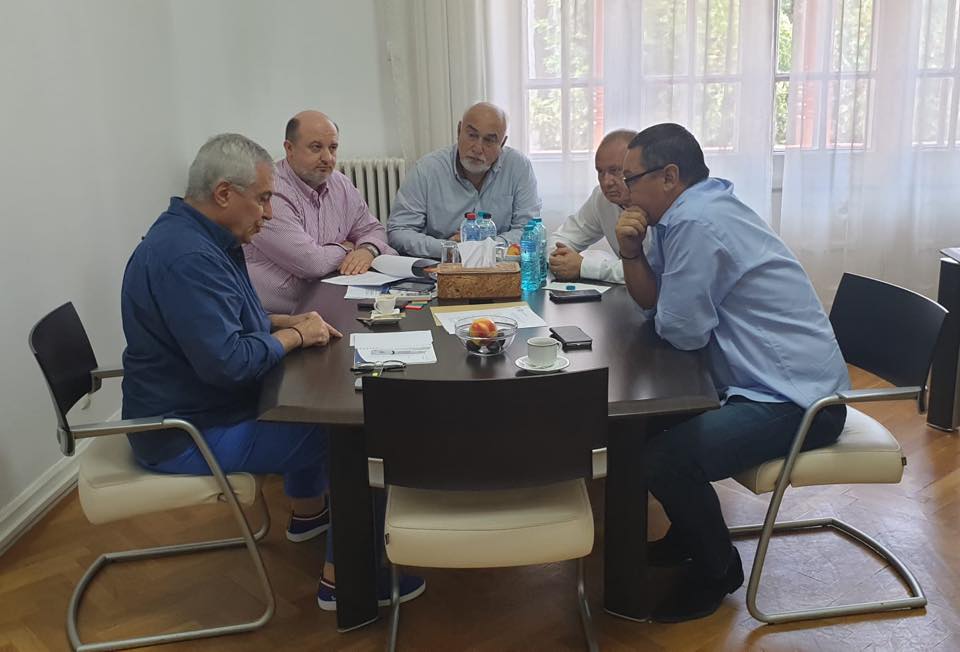 Logodnă cu năbădăi: „Cine mai suntem noi?”