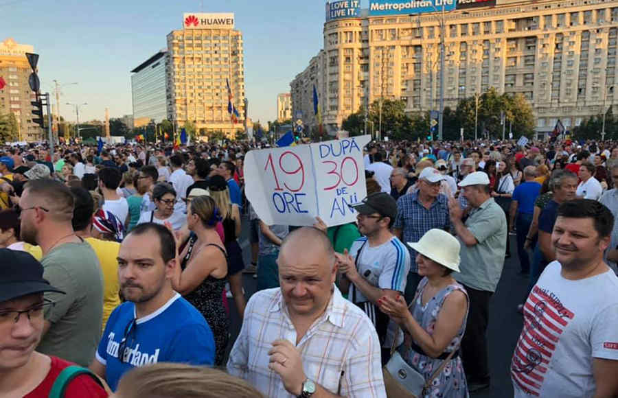 Candele pentru fetele de la Caracal, în Piața Victoriei