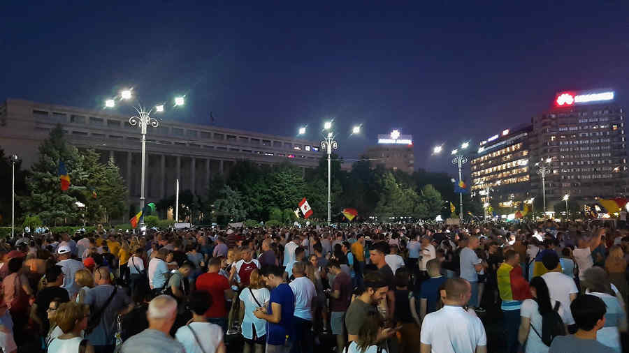 S-au încins spiritele în Piața Victoriei. SMURD chemat de urgență