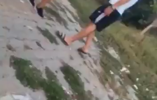 Aceasta-i întrebarea: „Să te bag în portbagaj?”