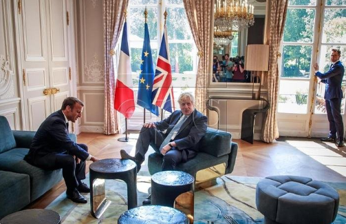 (VIDEO) Imaginea zilei: Premierul s-a urcat cu picioarele