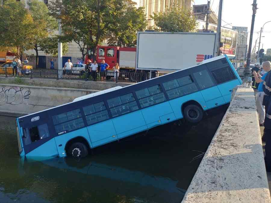 (FOTO) Accident spectaculos: autobuz în Dâmboviţa