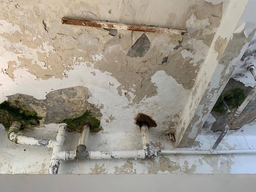 (FOTO) În spital, ca după bombardament