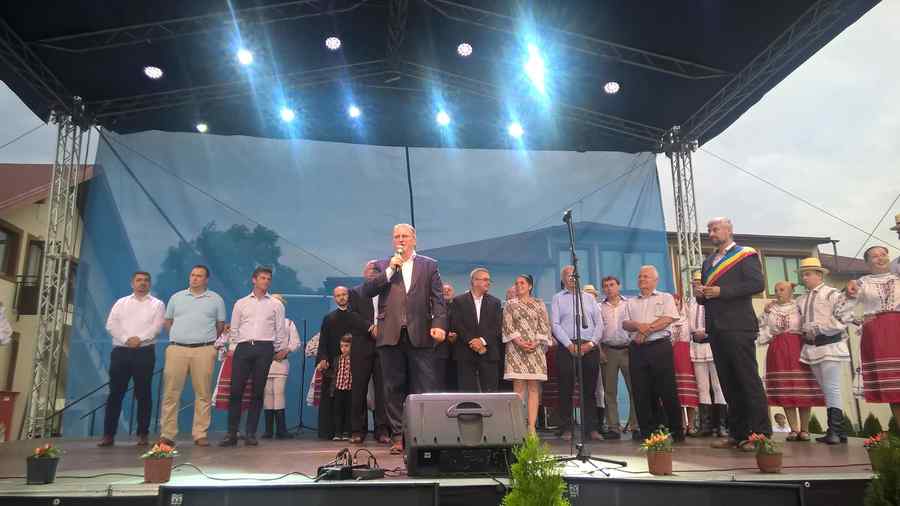 A evadat un „ratat politic”, cu lopeți de bani