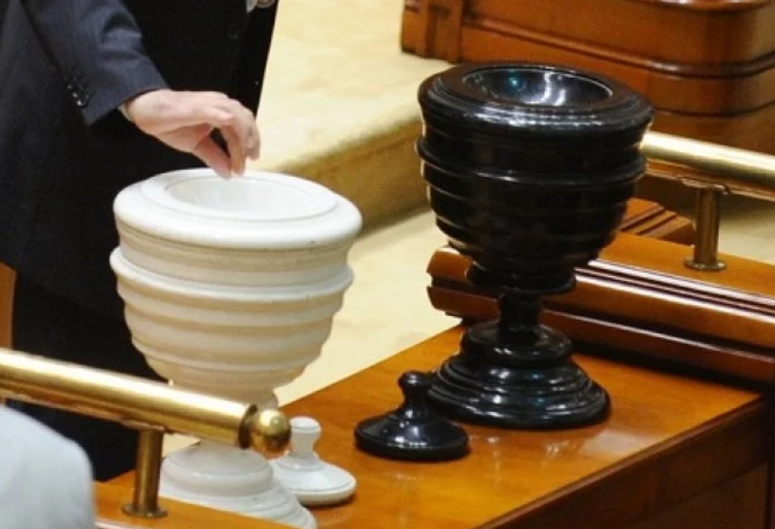 Ciolacu vs. Cîțu pe tema moțiunii: „De parcă mai interesează”