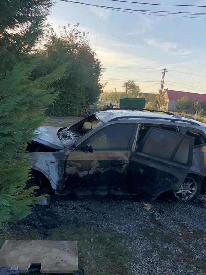 Șef de poliție, acuzații grave după ce mașina familiei a ars în fața casei