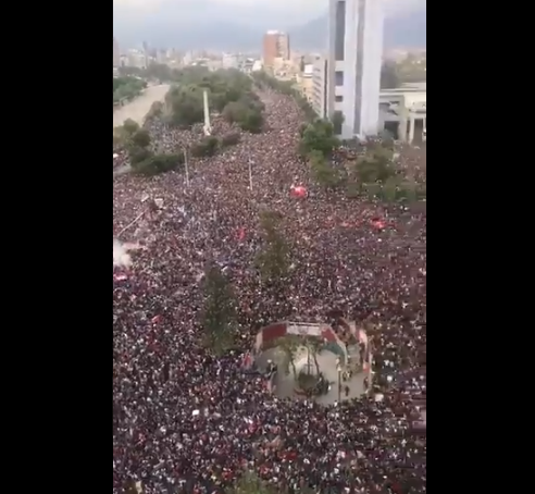 O mare de oameni revărsată pe străzi