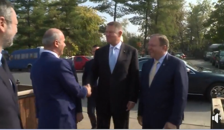 La vremuri noi, înjurături vechi: Comuniștilor!