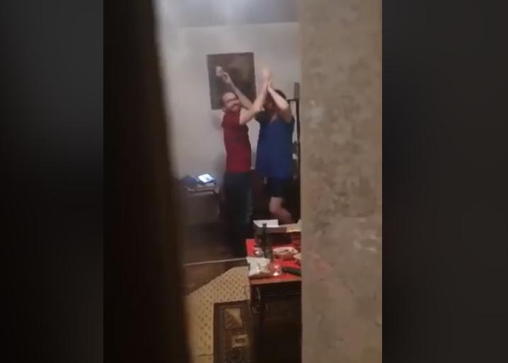 (VIDEO) Călugări ispitiţi de cele lumeşti