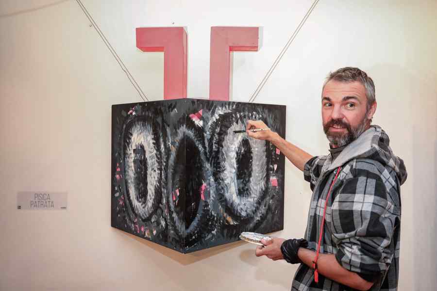 Finisaj Pisica Pătrată PLUS + meet the artist