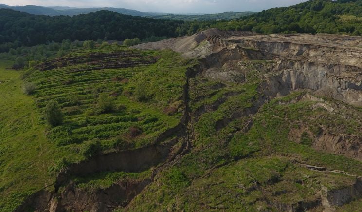 O alunecare de teren a bulversat o întreagă zonă industrială