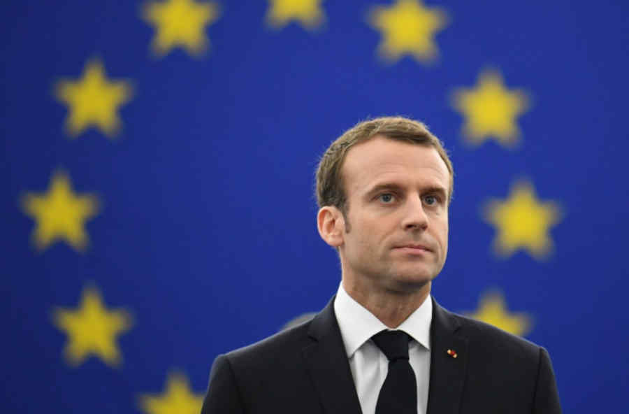 Brejnev în pantaloni scurți și cu pălărie de soare