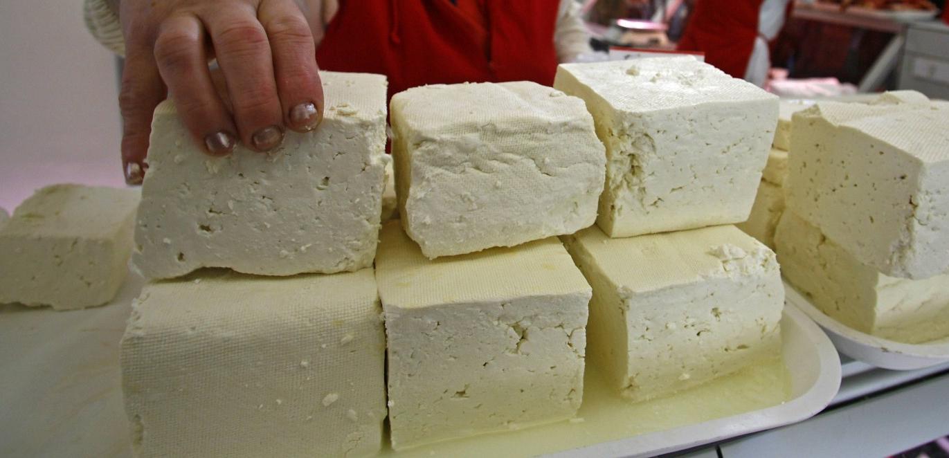 O familie a ajuns la spital după ce a mâncat caş luat din piață