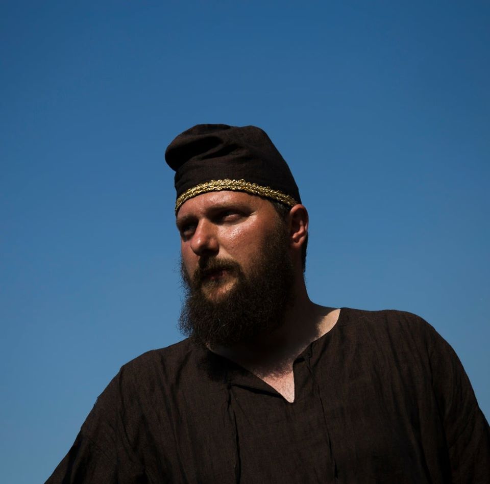 S-a spânzurat cu un tricolor, de 1 decembrie