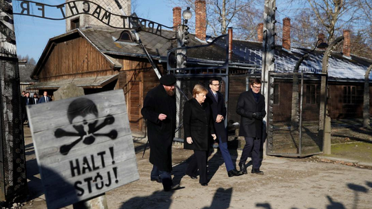 (FOTO/VIDEO) Merkel și „ruşinea profundă” la Auschwitz