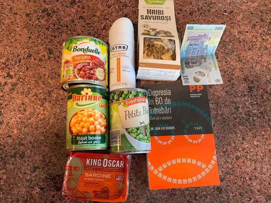 Imaginile zilei: I-au trimis „pachețel cu alimente” premierului