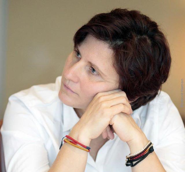 Românca din guvernul Franţei, pusă în dificultate