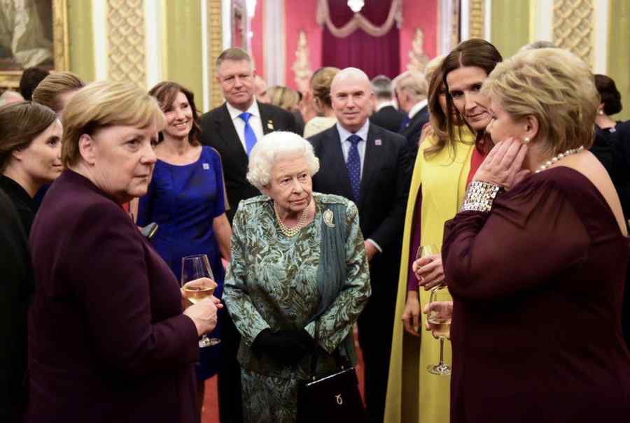 Priviţi cuierul din fotografie