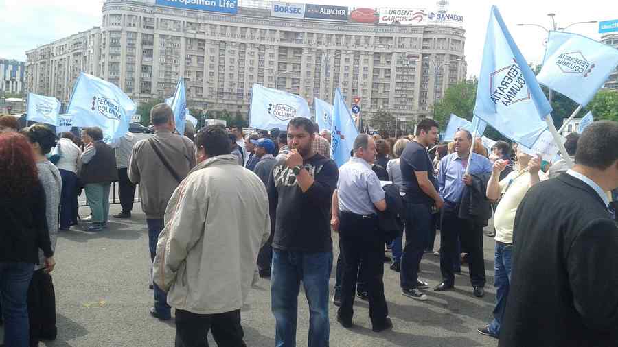 Încă o revoltă: Asta-i roade pe funcționari!