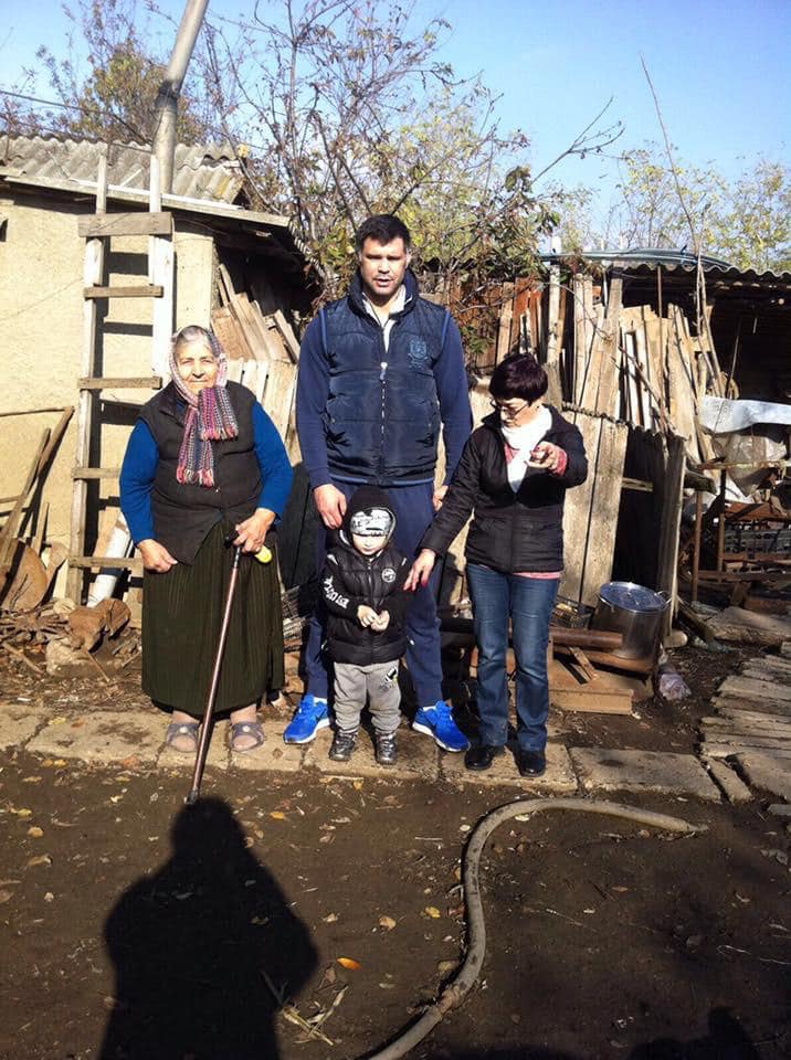 Revolta lui Ghiță: „Te faci de râs că postezi în căruță! Toți ați crescut în Bali?”