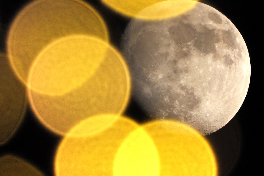 Luna, privită printr-un ochi de la Cotidianul