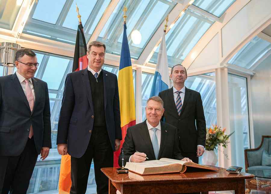 Fă-te că lucrezi: Iohannis ne tratează cu încă o comisie