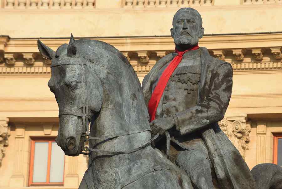 Regele Carol I va purta cravată roșie