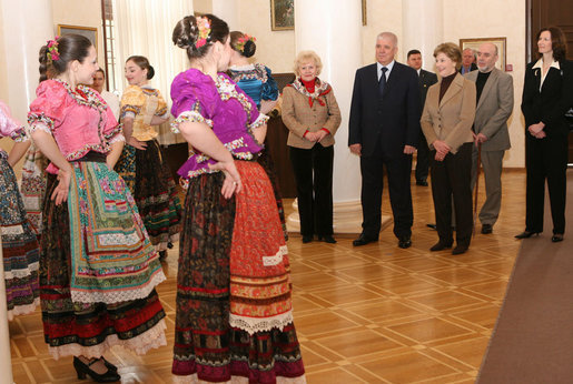 George Bush dansează după cum cântă rușii