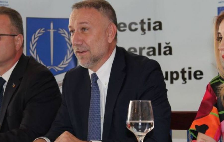 Licu, la înghesuială. Altă palmă după ceafă