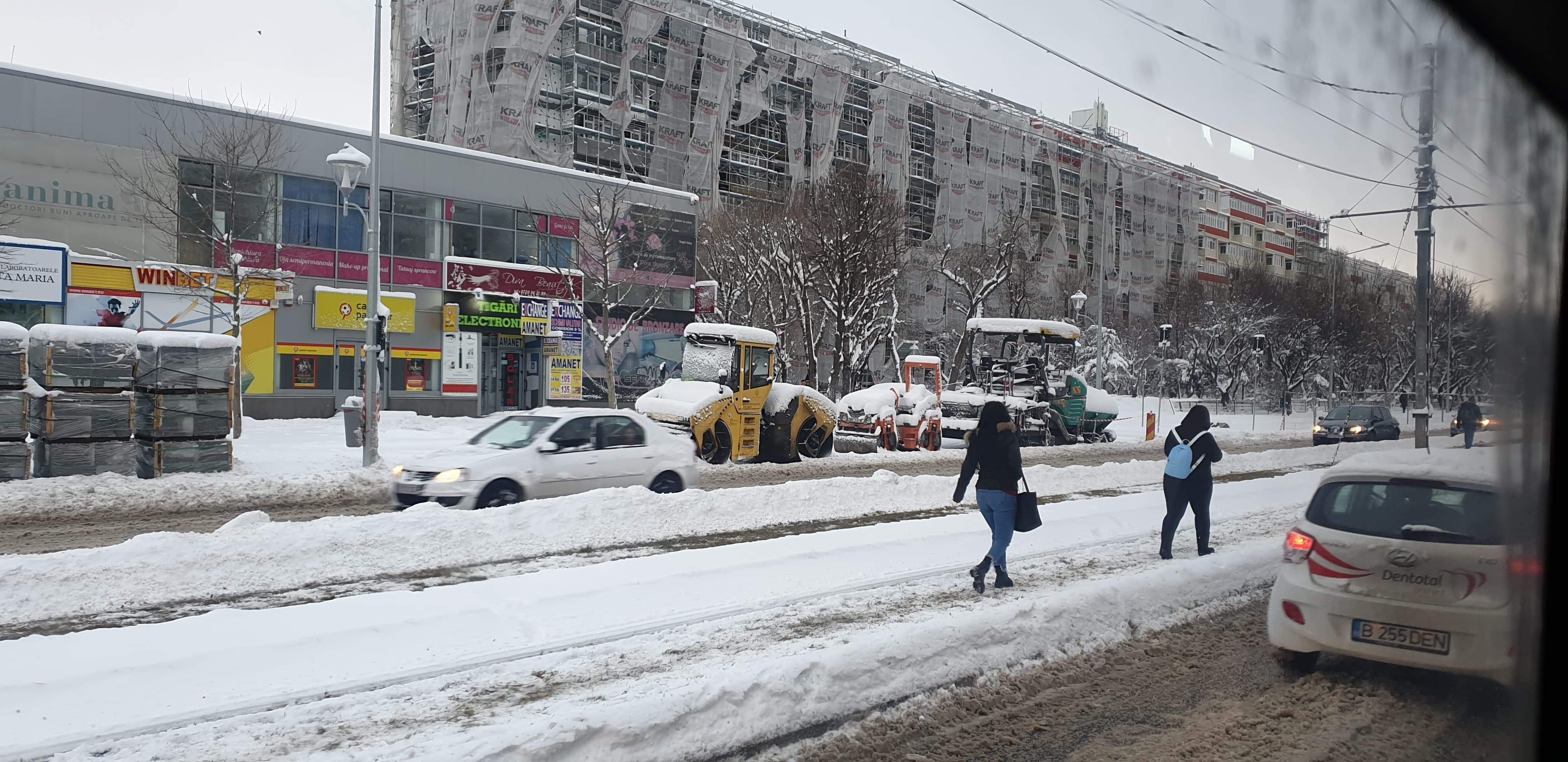 Transportul public, dat peste cap de zăpadă